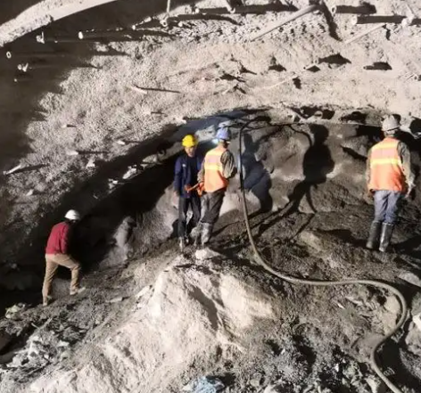 昆都仑拱顶带模注浆料的施工流程及注意事项